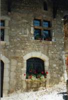 Perouges, Rue des Rondes (face a la Rue du For), Maison a porte de bois, Fenetre medievale